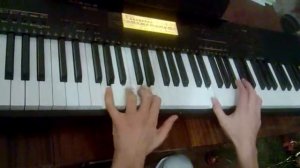 Красивая игра на синтезаторе!