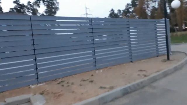 Комбинированный забор из доски обрезной с откатными воротами. смотреть онлайн