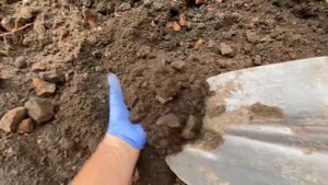 Делание земли с использованием кирпичной крошки.