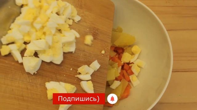 Салат Оливье с колбасой и солеными огурцами