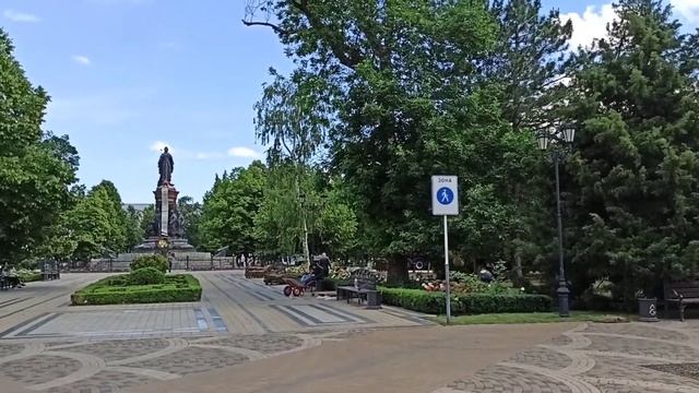 Центр города Краснодара, начало улицы Красной