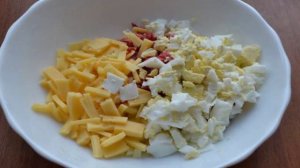 Салат с сырокопченой колбасой, сыром и оливками