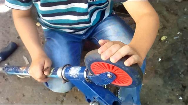 Переделываем из трехколесного самоката в двухколесный