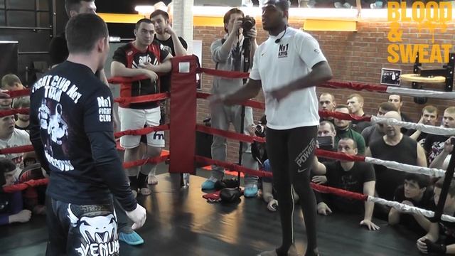 Джон Джонс. Финт и удар локтем с разворота. Jon Jones. Feint and elbow. смотреть онлайн