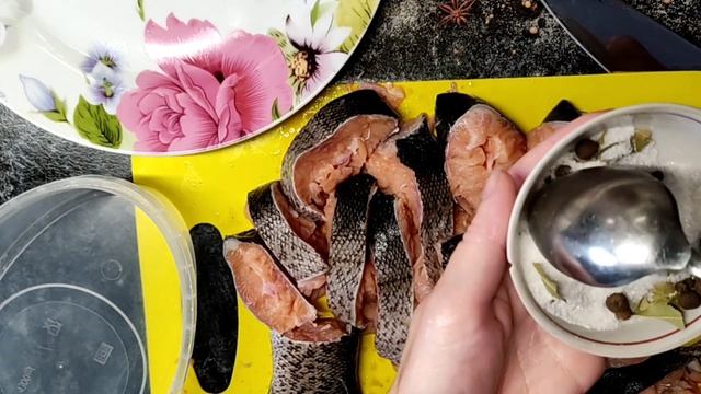 Готовим форель в мультиповаре, а также делаем ее засолку. смотреть онлайн