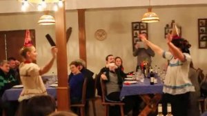 Венгерский танец девушек с бутылками на головах