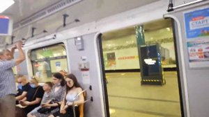 Е-КМ на ст. Нивки Киевское метро, посадка