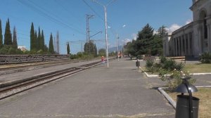 Прибытие пригородного поезда Адлер-Гагра на ст. Гагра (Абхазия) 12.07.2017