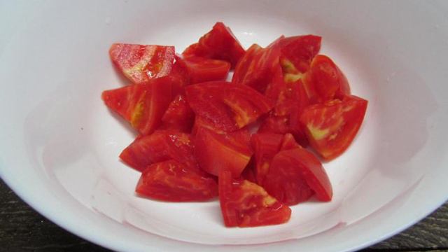 Помидорный салат с кориандром и семечками