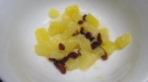 Салат из курицы с ананасом и изюмом