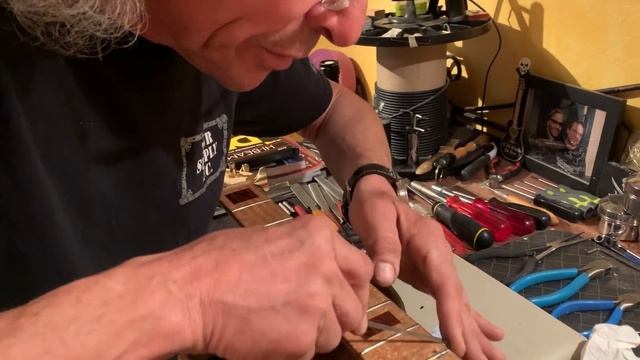 How to Setup a Bass with Legend Guitar Tech - COMPLETE PRO BASS SETUP смотреть онлайн