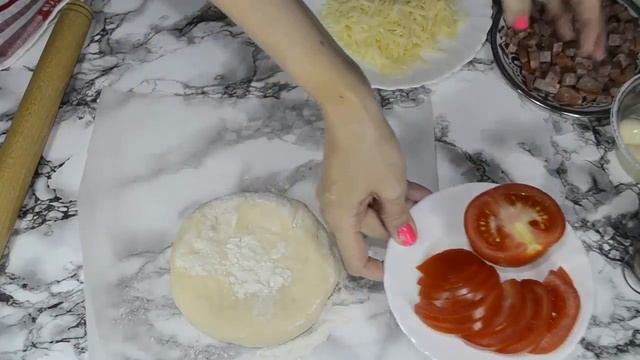 Пицца с моцареллой, помидорами и колбасой. Быстрая и вкусная домашняя пицца