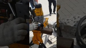 Сверлильный станок на магнитной подошве DeWALT