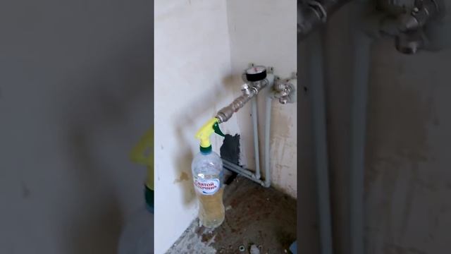 Самодельный опрессовщик из садового опрыскивателя. Вместо 5000 рублей - всего 30! смотреть онлайн