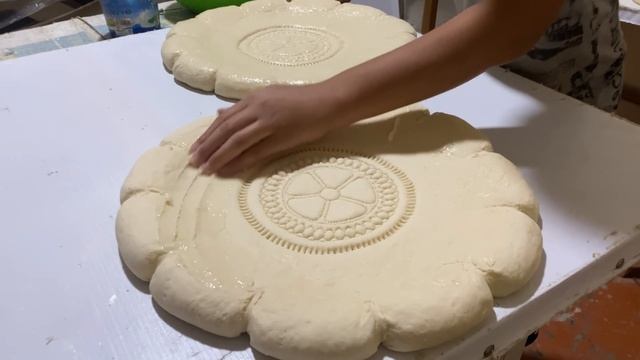 the largest flatbread in the world in Uzbekistan 1 bread costs $100. смотреть онлайн