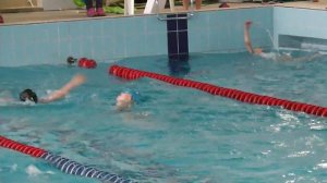 Аня плывет. Кроль на спине 100 метров