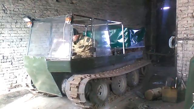 Гусеничный вездеход "Омь", проба поворота после перебора ГП Газ 71 и промывки фрикционов смотреть онлайн