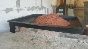 Установка бетонных крышек на кирпичные столбы