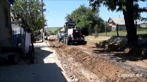 Грейдер от Юрия Якубова выравнивает полотно дороги по улице Кутузова