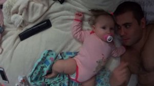 Малыш лежит рядом с папой