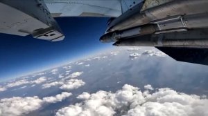 В бою Су-35С_ истребители уничтожают самолеты и объекты ВСУ.