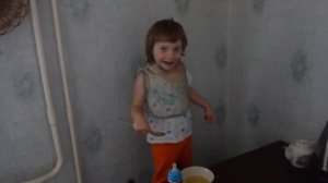 Ребенок ест суп стоя