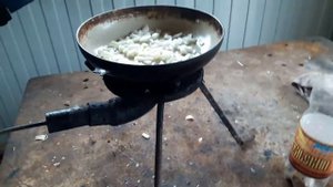 ЛОВИМ И ЖАРИМ МАЛЬКА С ЛУКОМ. КЛЮНУЛ КРУПНЫЙ ОКУНЬ ПОД ВЕЧЕР.
