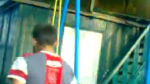 упал с качели