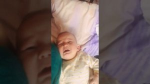 Ребёнок плачет слушая грустную музыку