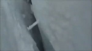 АЛЬПИНИСТ УПАЛ МЕЖДУ ЛЕДНИКАМИ ! ЖЕСТЬ !