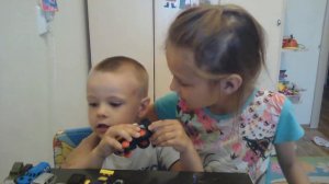 Шок, 7 летняя девочка дерется с трех летним мальчиком машинками