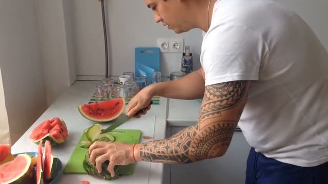 Как нарезать арбуз красиво.4 способа нарезать арбуз.Нарезаем арбуз оригинально. смотреть онлайн