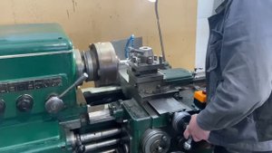 Токарный станок 1к62 в работе.