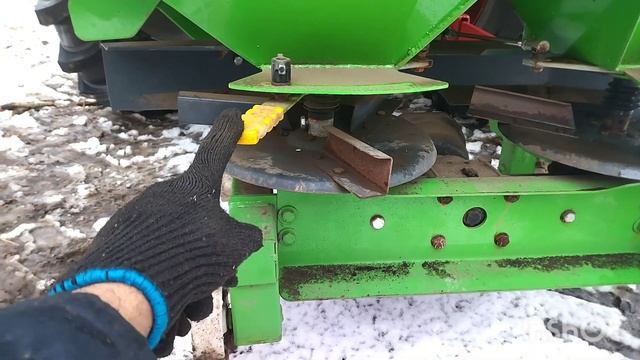 Мтз 82.3 и разбрасыватель удобрений. смотреть онлайн