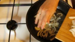 Тилапия тушеная с помидорами