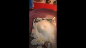 Ведунья Мария показывает ритуал очищение солью по фотографии.