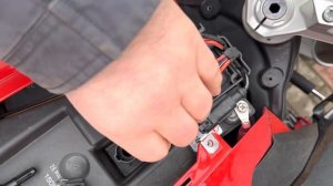 Как снять аккумулятор с BMW F800R 2018 года выпуска