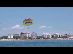 Мои старшие дочки. Бибионе .Если вы ещё лежите на пляже во время отпуска ,Тогда мы летим к вам. :)