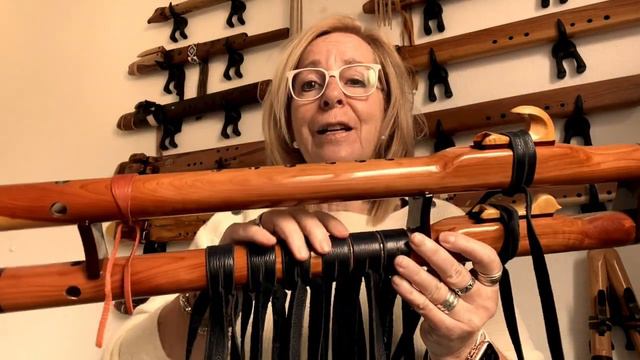 Native American style Drone Flutes part 1: Different shapes and what to consider before buying one смотреть онлайн