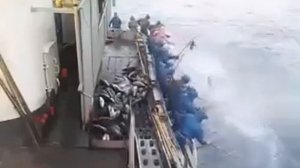 Рыбалка с корабля в океане Попали на стаю тунца