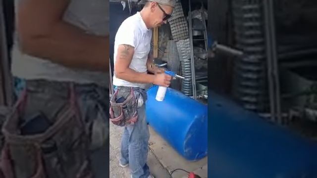 Как сделать душь из 227 литровой пластиковой бочки не разрезая крышку смотреть онлайн