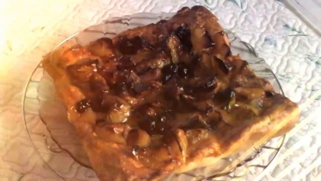 Title Пирог с яблоками и изюмом.Рогалики с сыром.