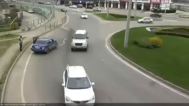 9 04 2015 В Краснодаре «гонщик» на приоре не смог удержать в повороте авто и снес ограждение смотреть онлайн