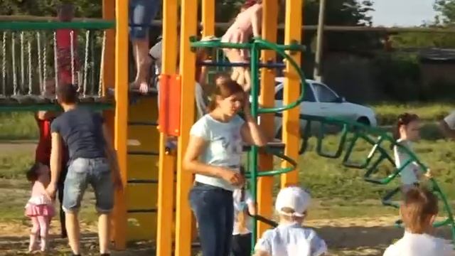 Ежегодно во всём мире в конце мая празднуется День соседей. смотреть онлайн