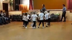 Танец "Мне игрушку модную мама принесла" - коллектив "Радуга", младшая группа