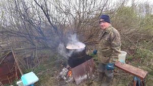 Вот так надо дезинфицировать рамки в растворе каустической соды