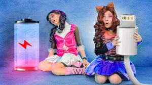 ФЕЙК ПОДРУГА против НАСТОЯЩЕЙ! ШКОЛЬНАЯ ЖИЗНЬ МОНСТРОВ в РЕАЛЬНОЙ ЖИЗНИ!