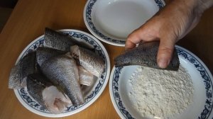 Крупный окунь жареный на сковороде