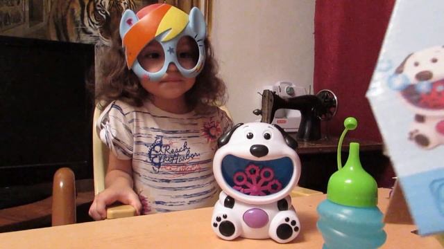 Пускаем мыльные пузыри bubble Собачка генератор мыльных пузырей Rik&Rok смотреть онлайн