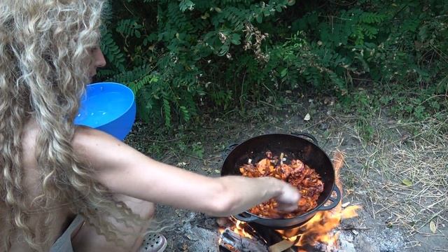 Классический Бограч в казане на костре. Настя готовит удивительно вкусный бограч в казане на природ смотреть онлайн